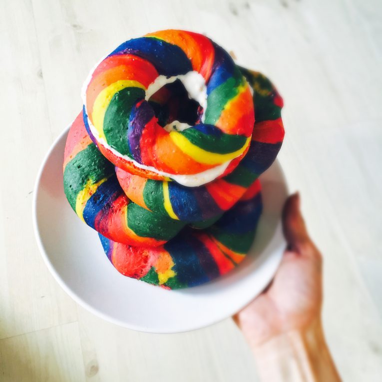Rainbow Bagel mit Cream Cheese
